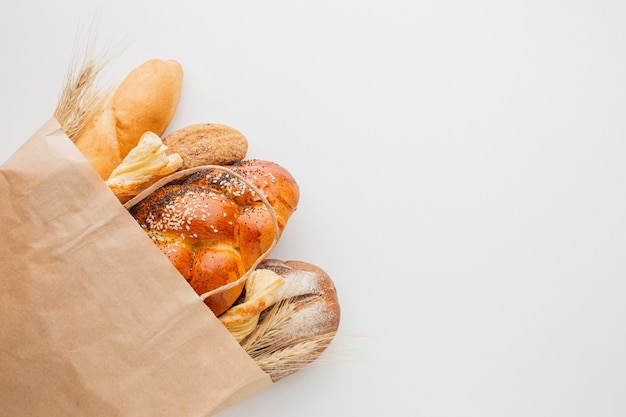 Saco de papel com uma variedade de pão