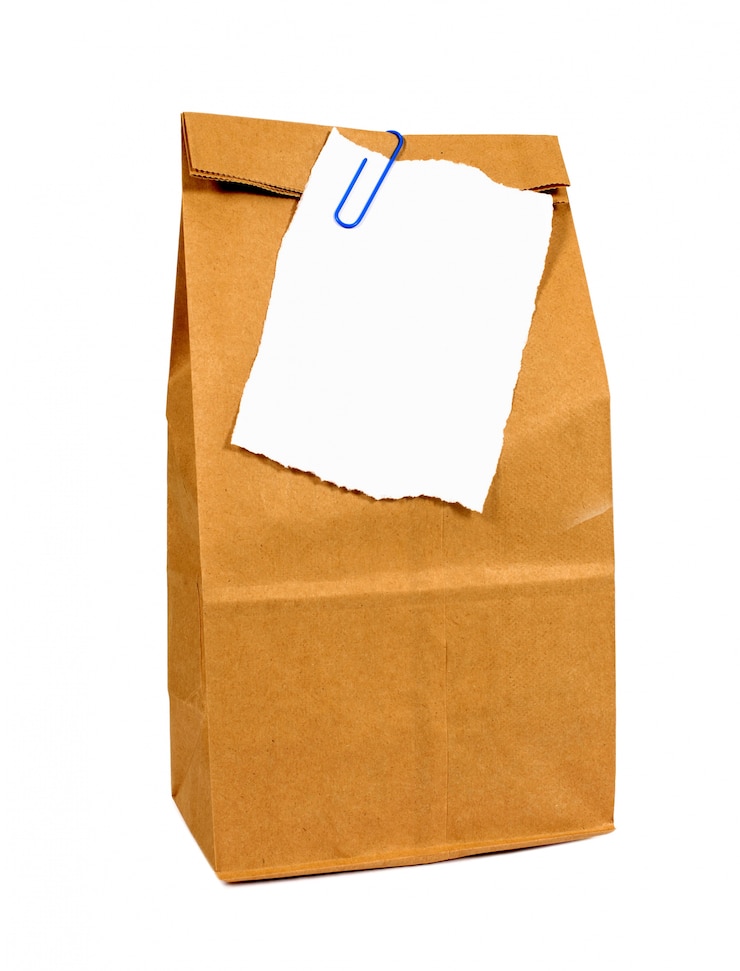 Foto grátis saco de papel do almoço de brown com uma nota