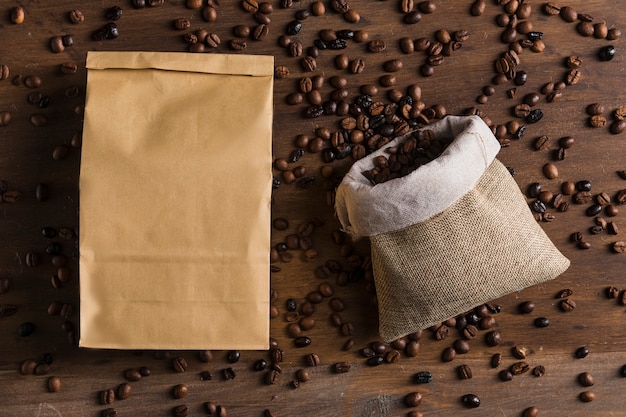 Saco e pacote com grãos de café