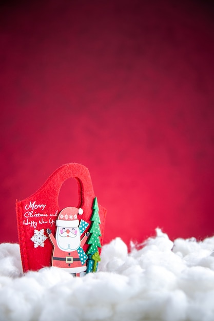 Saco vermelho de presente de Natal com vista frontal sobre fundo vermelho