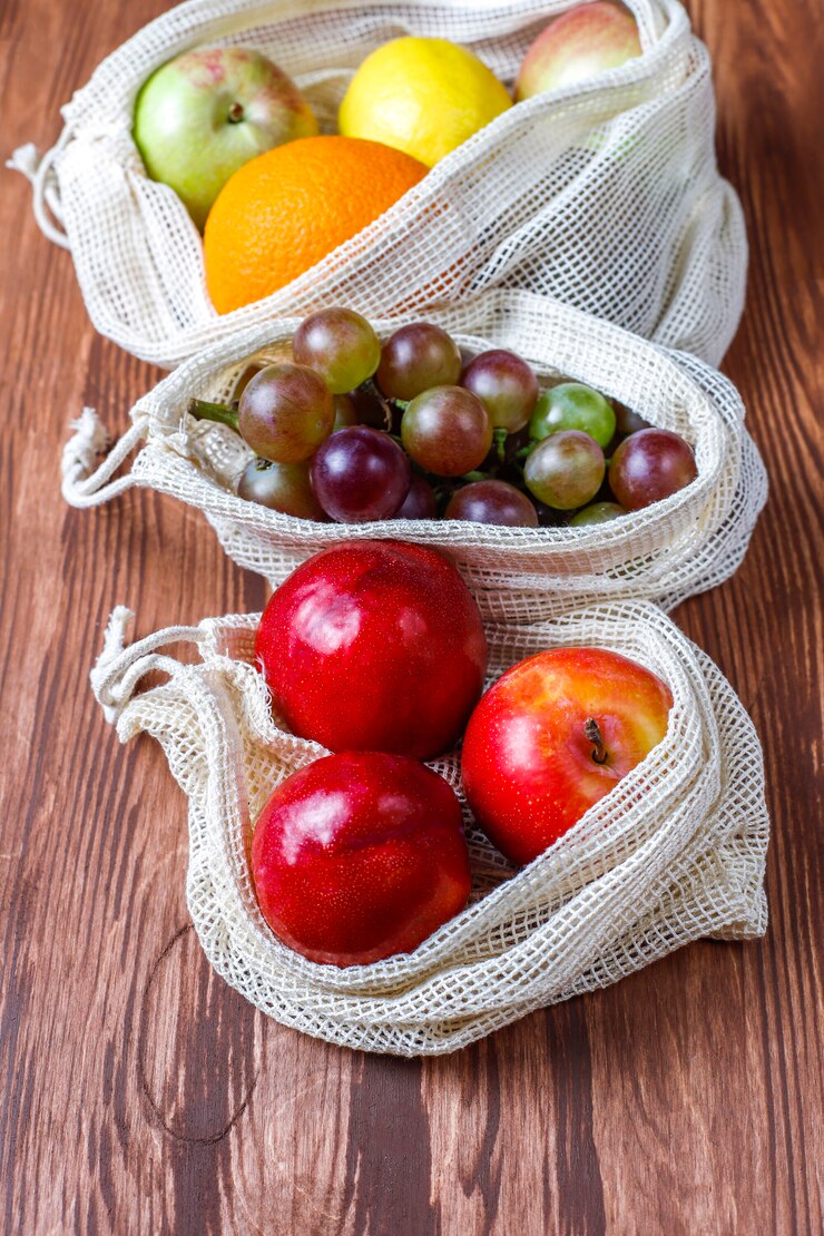 Foto grátis sacolas de compras de algodão bege simples e ecológicas para comprar frutas e verduras com frutas de verão.