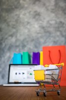 Foto grátis sacolas para laptop e compras, conceito de compras on-line