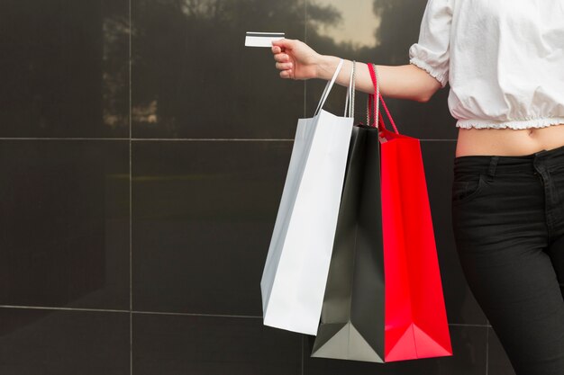 Sacos de compras e cartão preto conceito de compras de sexta-feira