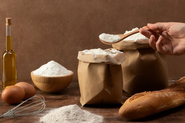 Foto grátis sacos de ingredientes cheios de farinha