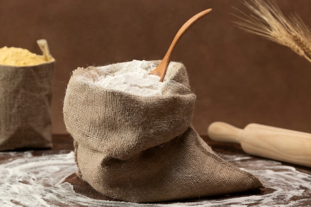 Foto grátis sacos de ingredientes cheios de farinha