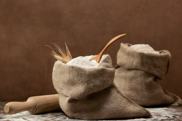 Foto grátis sacos de ingredientes cheios de farinha
