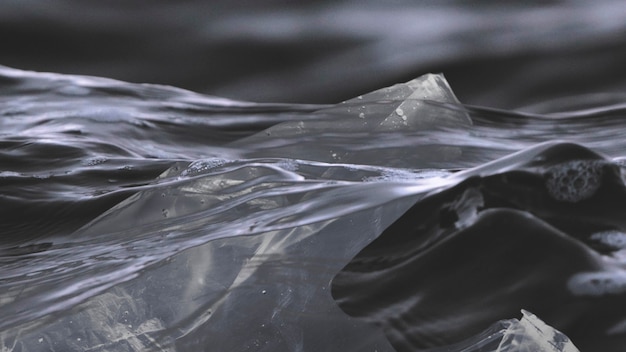 Foto grátis sacos plásticos no oceano negro