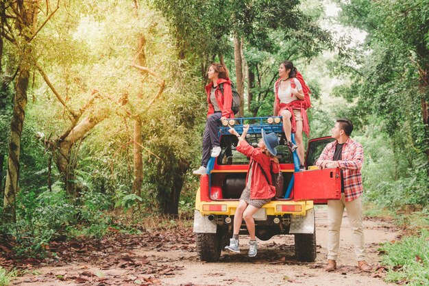 Safari casual hipster camping fora da manhã