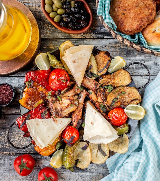 Saj feito de legumes e carne em carvão