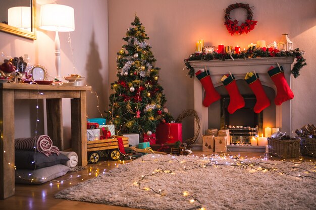 sala com lareira e árvore de Natal