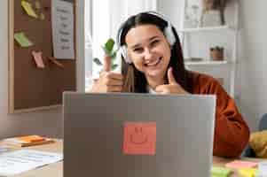 Foto grátis sala de aula virtual e espaço de estudo