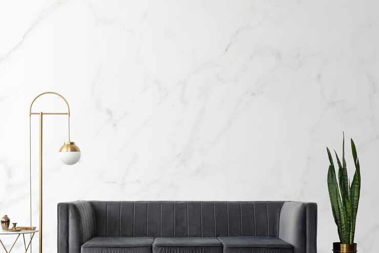 Foto grátis sala de estar chique com estética moderna e luxuosa de meados do século, com sofá de veludo cinza e luminária dourada