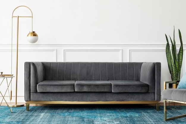 Sala de estar chique com estética moderna e luxuosa de meados do século, com sofá de veludo cinza e tapete azul