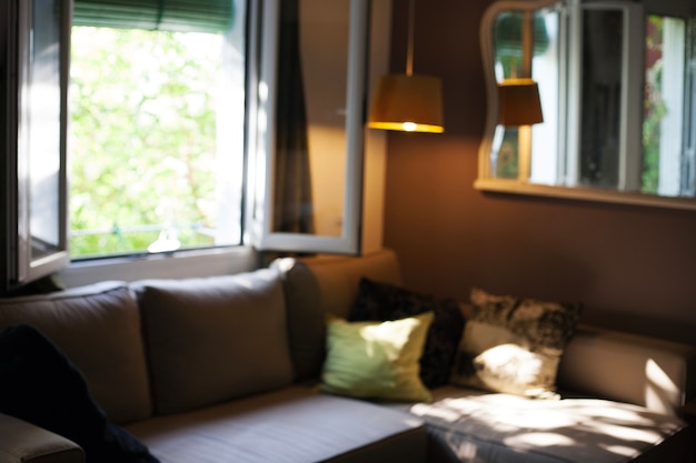 Sala de estar confortável com sofá e janela aberta
