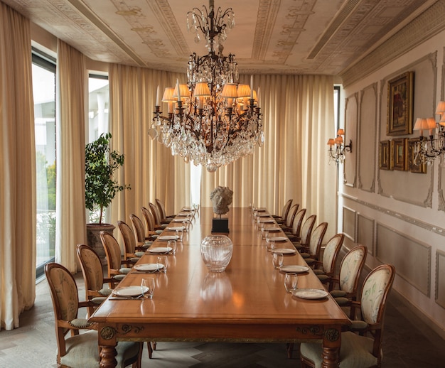 Sala de jantar ampla vista em design clássico