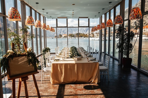 Sala de recepção de casamento elegante com vista para o mar através das janelas