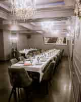 Foto grátis sala de restaurante com duas longas mesas de jantar