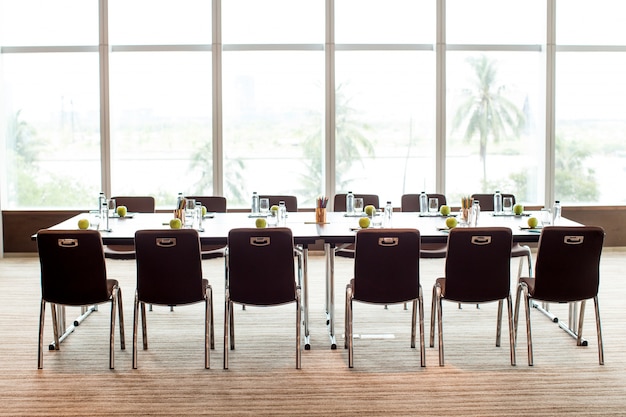 Foto grátis sala de reunião vazia e mesa de conferência