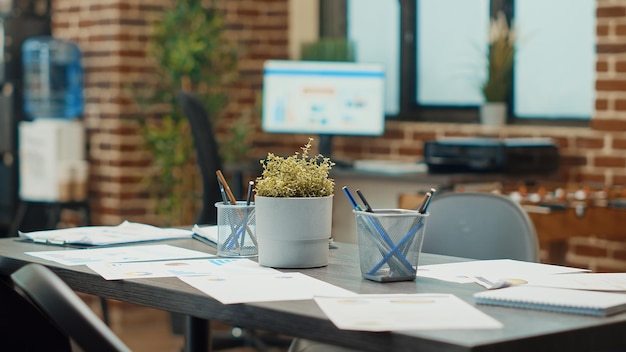 Foto grátis sala de reuniões da empresa vazia com papéis no escritório de negócios, estação de trabalho preenchida com documentos anuais importantes usados para trabalho corporativo. espaço de trabalho de inicialização com projetos executivos.