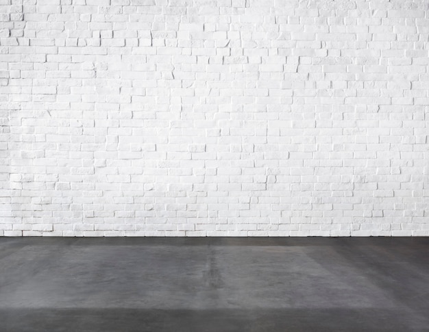 Sala feita de parede de tijolo e piso de concreto