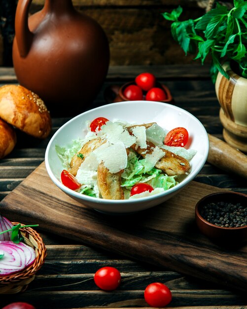 Salada Caesar clássica com queijo parmesão ralado