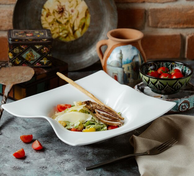 Salada Caesar clássica feita com filé de frango grelhado, cerejas e parmesão fresco