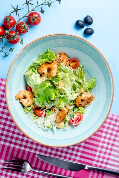 Salada Caesar com camarão frito