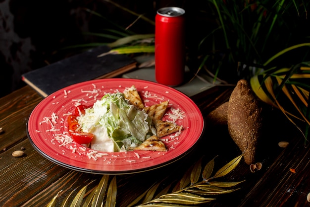 Salada Caesar com frango e parmesão ralado