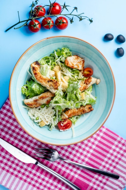 Salada caesar com frango frito