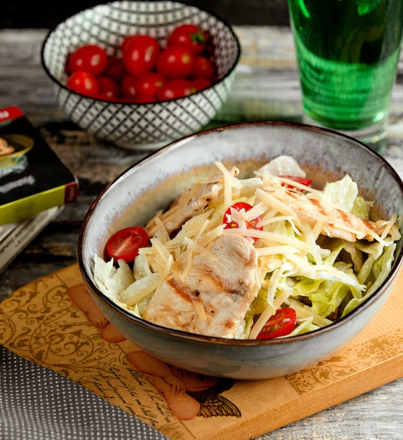 Foto grátis salada caesar com frango na mesa