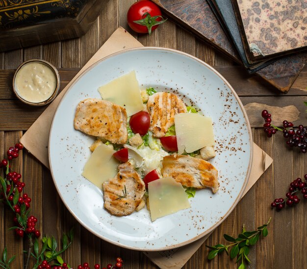 Salada Caesar com peito de frango grelhado e folhas de parmesão