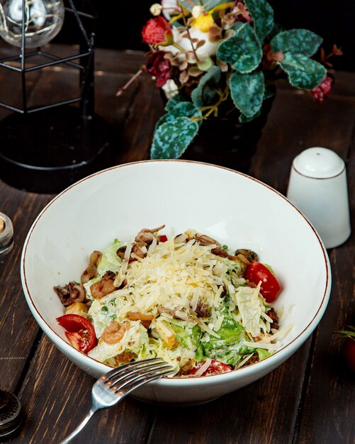 Salada Caesar de camarão com parmesão ralado