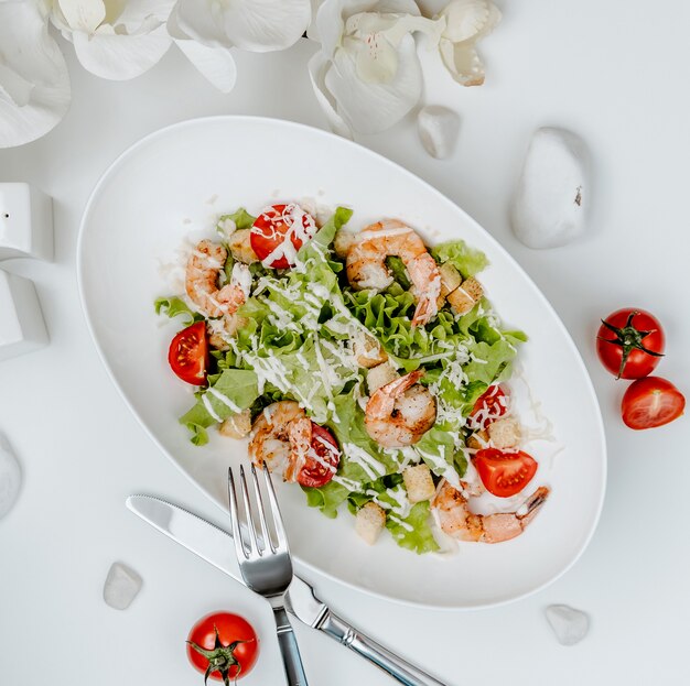 Salada Caesar de camarão em cima da mesa