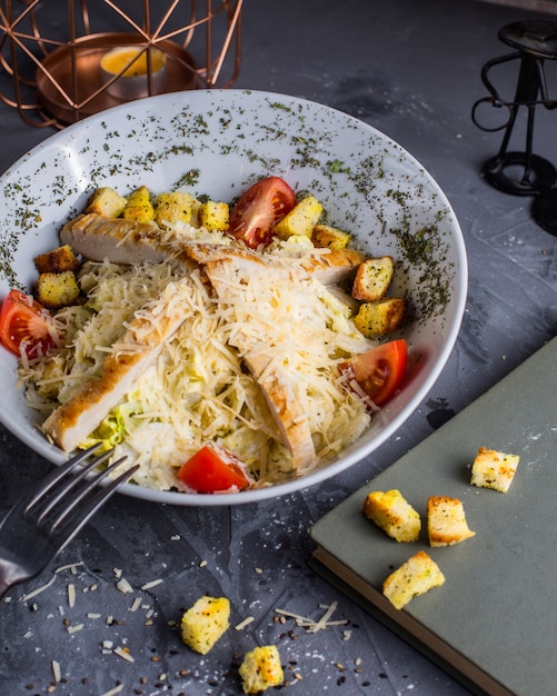 Foto grátis salada caesar de frango em cima da mesa