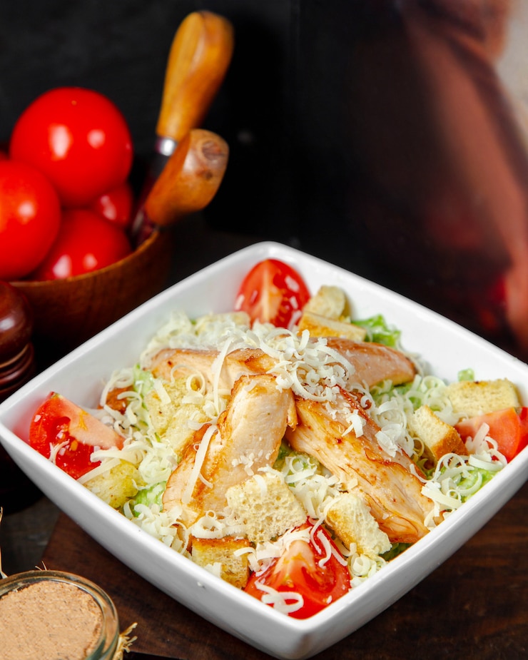 Foto grátis salada caesar de frango no prato