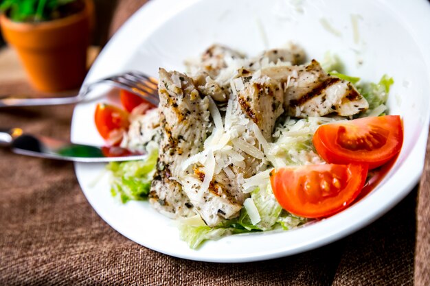 Salada Caesar frango tomate alface parmesão anchovas vista lateral