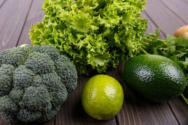 Salada, cal, brócolis, salsa e abacate mentir sobre a mesa