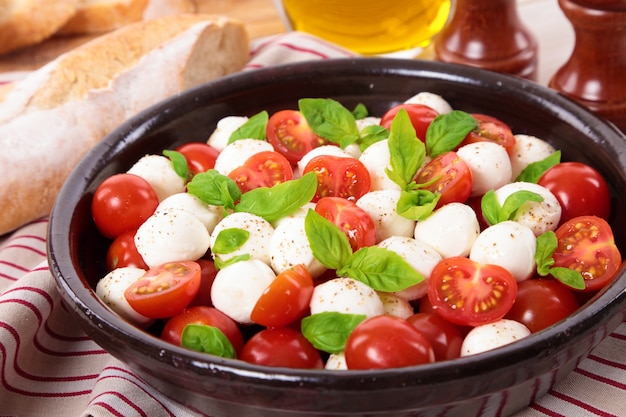 Salada Caprese com queijo mozzarella