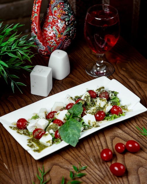 Salada Caprese com tomate cereja