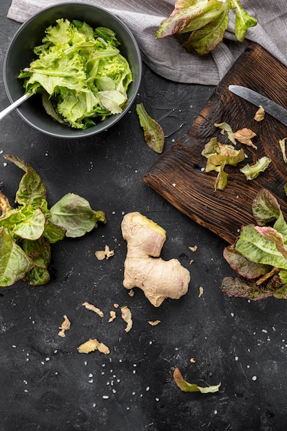 Salada caseira em fundo escuro