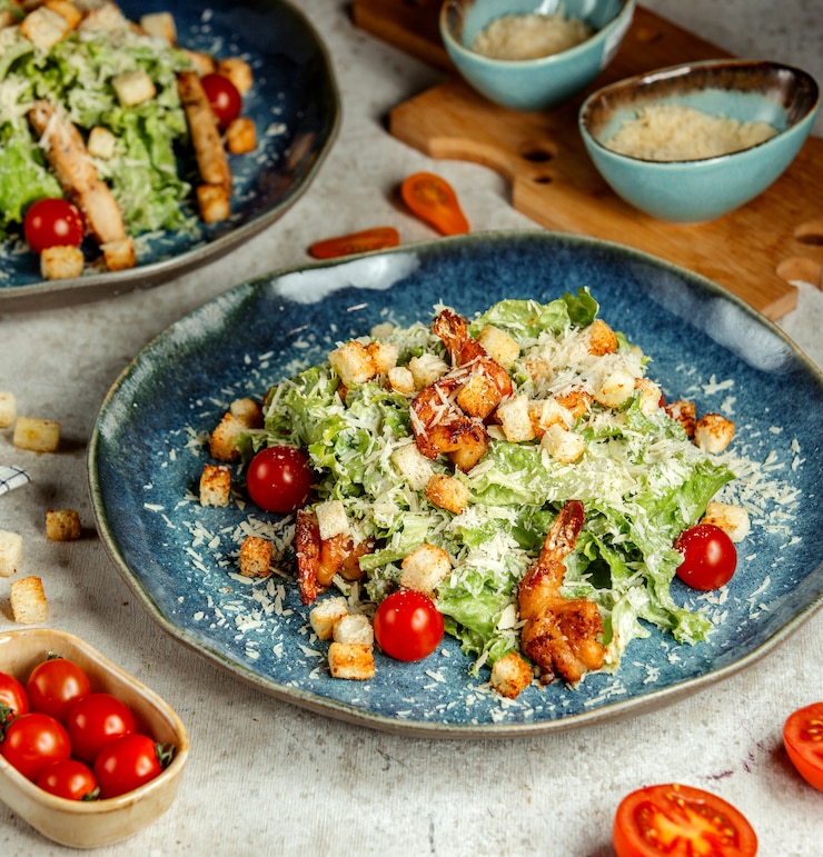 Foto grátis salada césar com camarões fritos