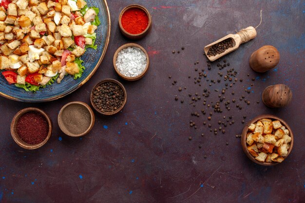 Foto grátis salada césar com temperos diferentes na mesa escura salada caesar comida refeição almoço vegetais