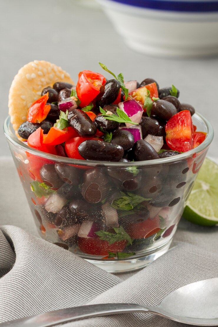 Foto grátis salada close-up com feijão preto
