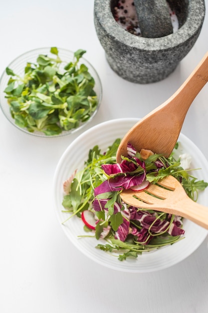 Foto grátis salada colorida de ervas