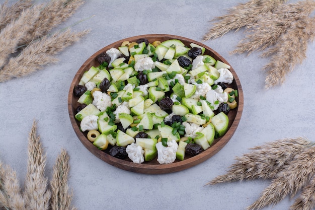 Foto grátis salada com azeitonas pretas e couve-flor