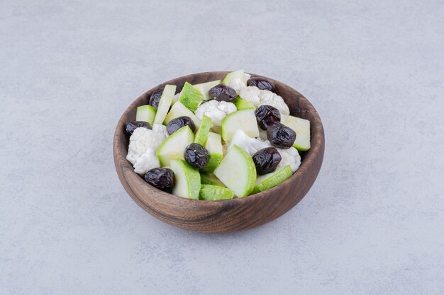 Salada com azeitonas pretas, ervas e vegetais