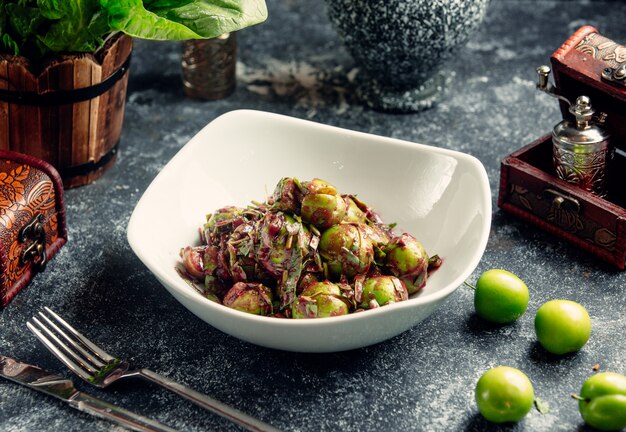 Salada com cerejas verdes e cebolas picadas.