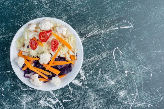 Salada com couves roxas picadas e couves-flores.