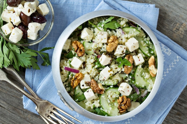 Foto grátis salada com cuscuz de pepino e queijo feta