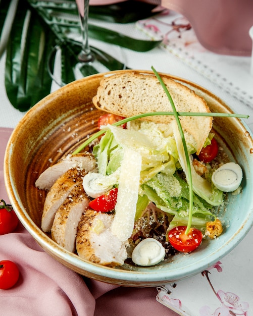 Salada com fatias de pão e ovos dentro